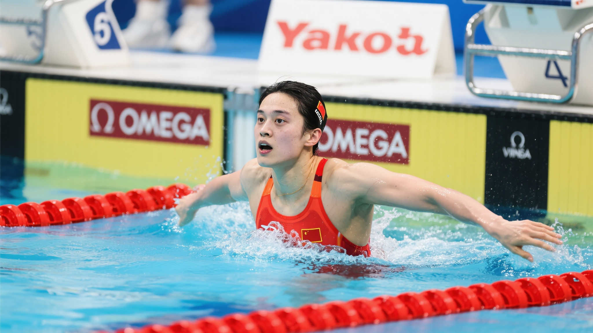 李冰洁15分43秒94狂破1500米自全国纪录，碾压对手轻松套圈！